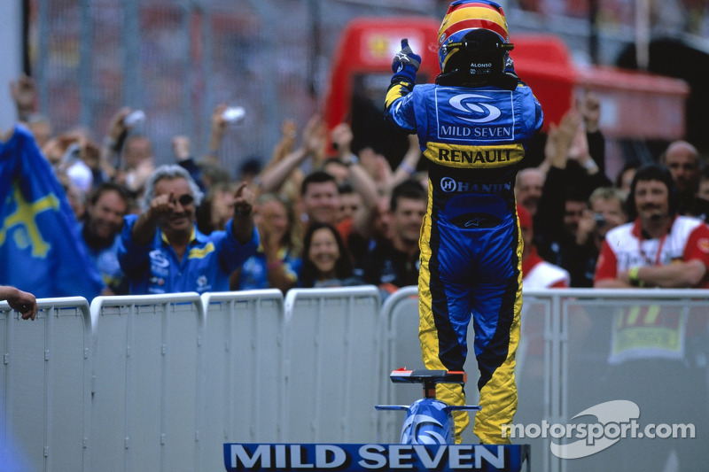 Podio: ganador de la carrera Fernando Alonso celebra