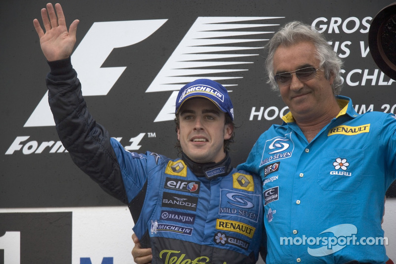 Podium: race winner Fernando Alonso and Flavio Briatore
