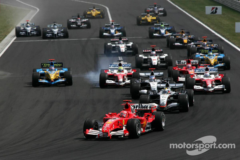 Start: Michael Schumacher leads the field