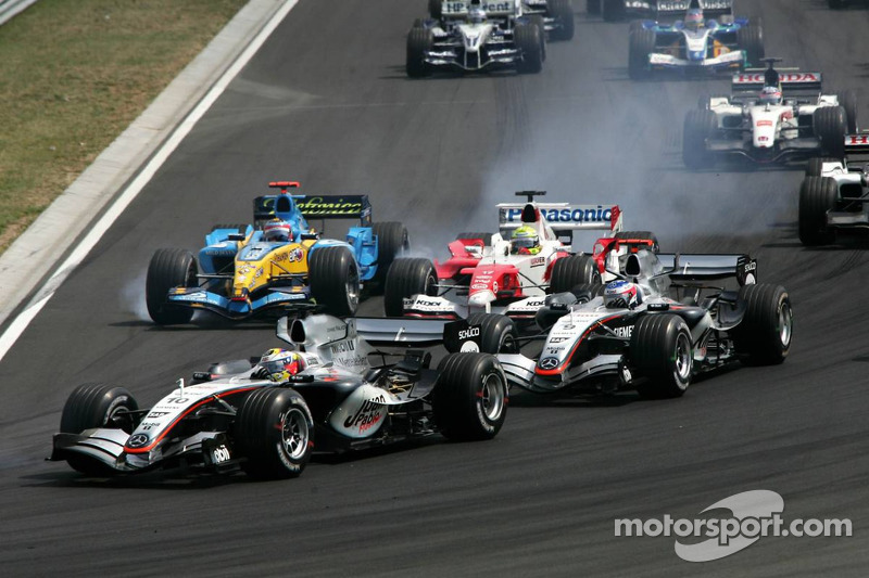 Juan Pablo Montoya, Kimi Raikkonen, Ralf Schumacher ve Fernando Alonso battle first corner