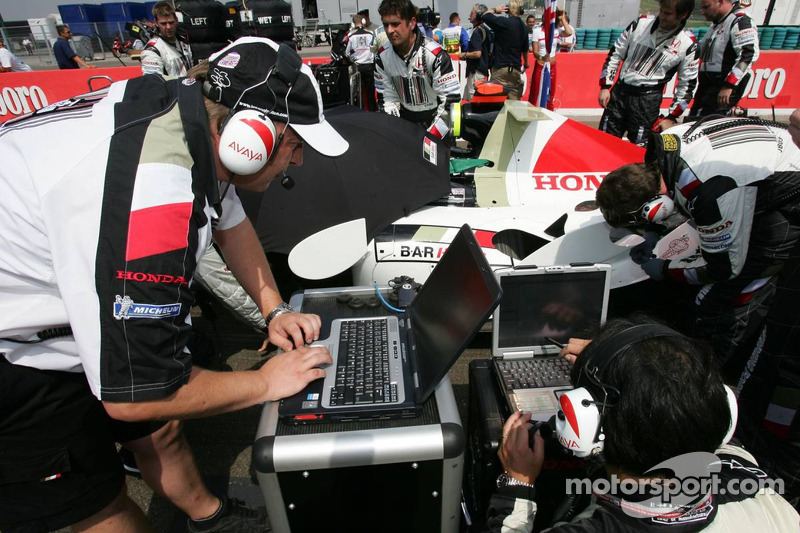 BAR Honda team members at work