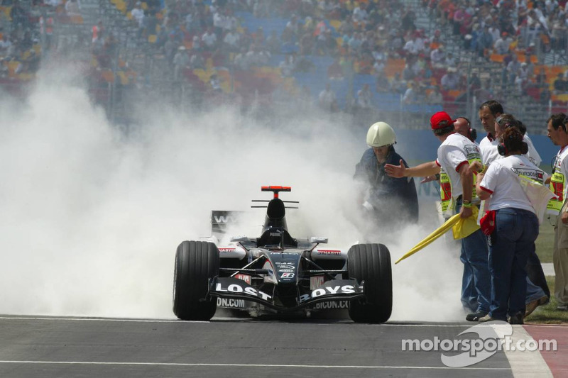 Robert Doornbos'un Minardi'si yanıyor