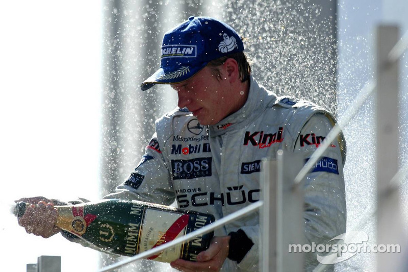 Podyum: Kimi Raikkonen şampanya ile birlikte