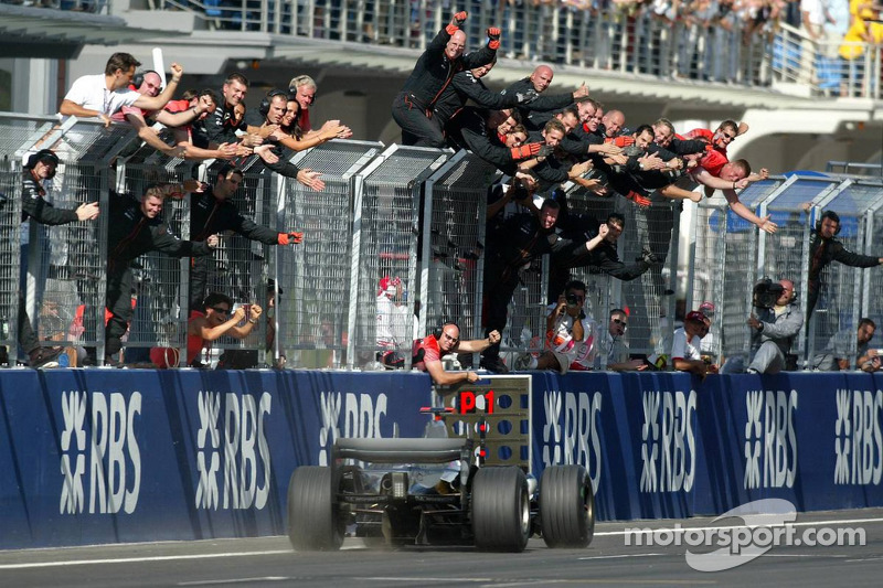 Yarış galibi Kimi Raikkonen'in kutlaması