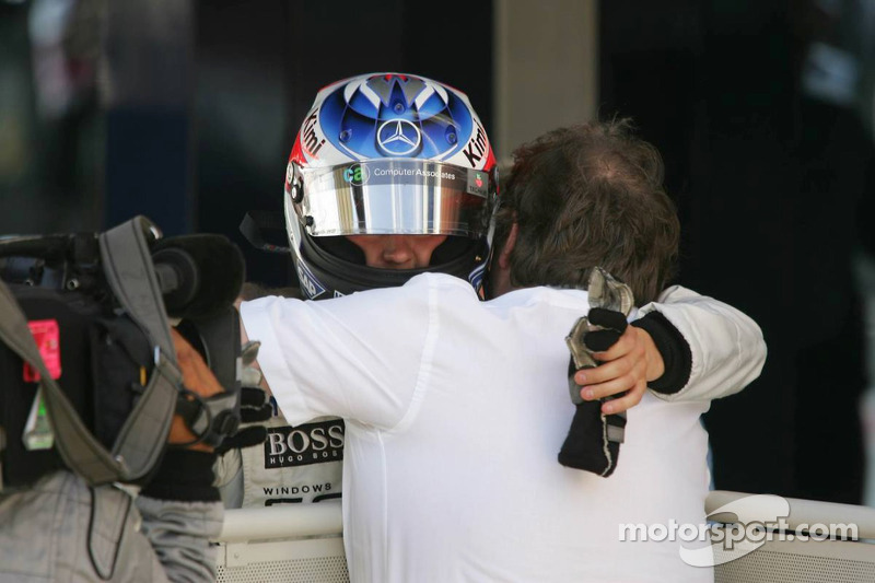 Yarış galibi Kimi Raikkonen'in Norbert Haug ile kutlaması