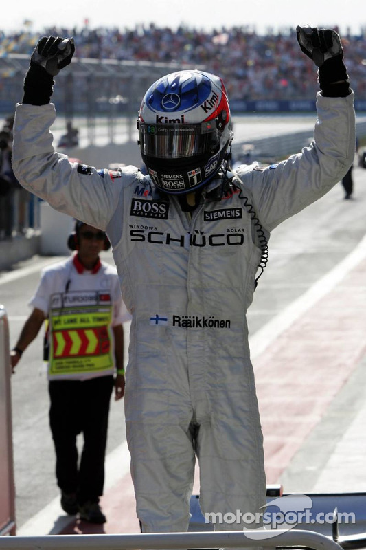 Yarış galibi Kimi Raikkonen'in kutlaması