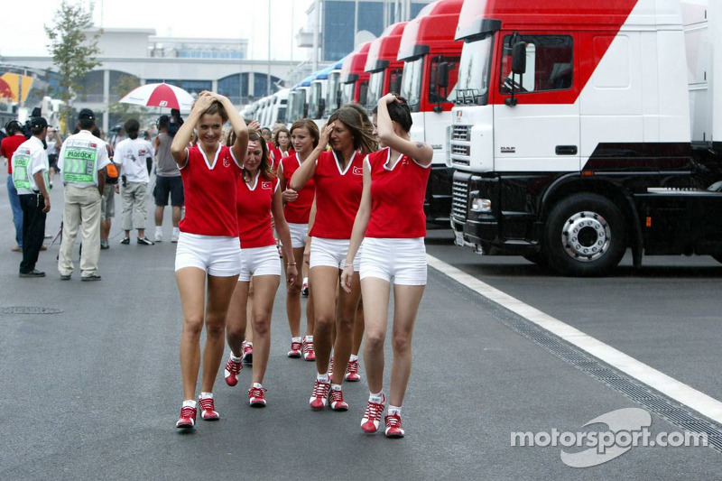 Grid girls sous la pluie matinale