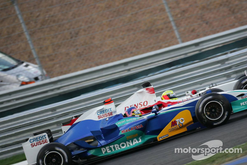 Ralf Schumacher and Jacques Villeneuve battle