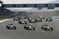 Start: Giancarlo Fisichella takes the lead ahead of Kimi Raikkonen and Fernando Alonso