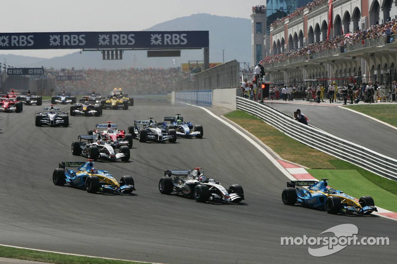 Start: Giancarlo Fisichella takes the lead ahead of Kimi Raikkonen and Fernando Alonso