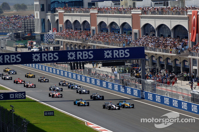 Start: Giancarlo Fisichella Kimi Raikkonen'i geçiyor
