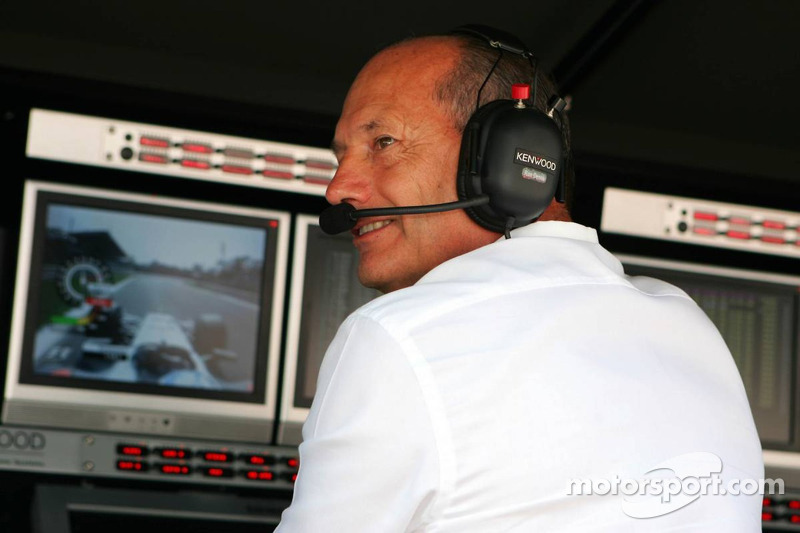 Ron Dennis menonton putaran kualifikasi Kimi Raikkonen