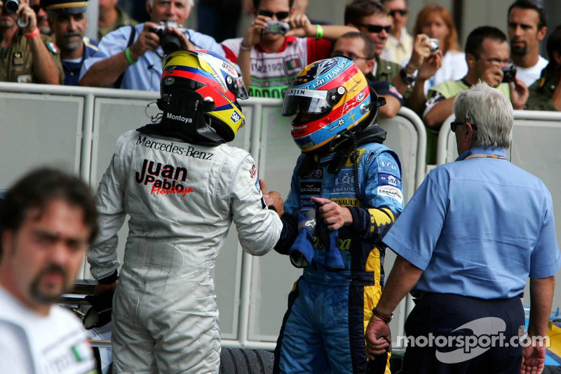 Ganador de la carrera Juan Pablo Montoya celebra con Fernando Alonso