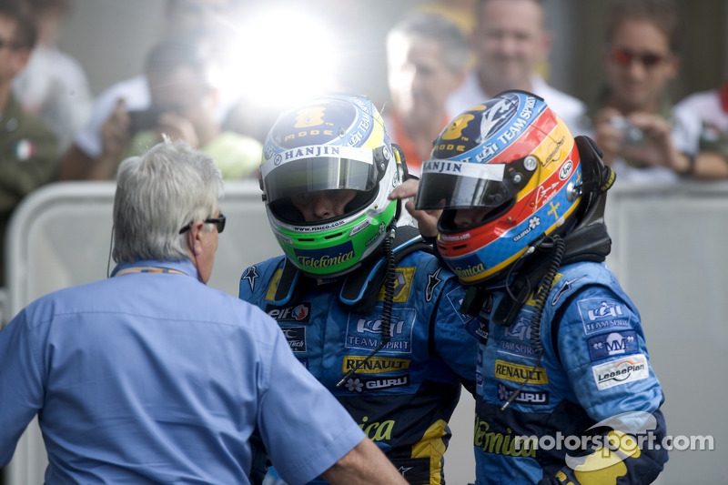 Giancarlo Fisichella y Fernando Alonso celebran