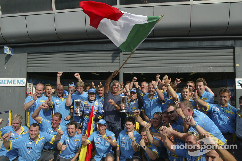 Fernando Alonso and Giancarlo Fisichella celebrate with Flavio Briatore and Renault F1 team members