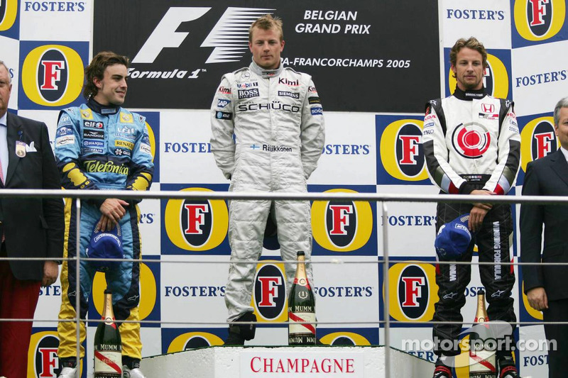Podio: ganador de la carrera Kimi Raikkonen, Fernando Alonso segundo lugar y Jenson Button tercer l
