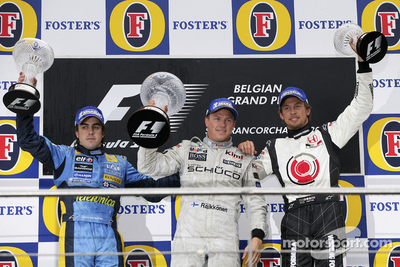 Podio: ganador de la carrera Kimi Raikkonen, segundo lugar Fernando Alonso y el tercer lugar Jenson