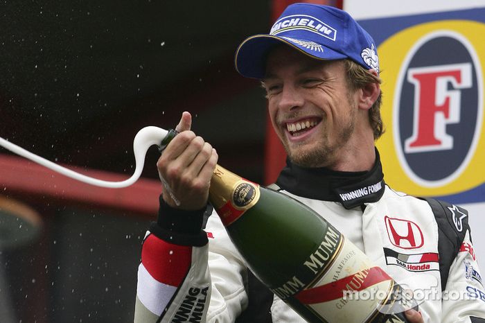 Podio: champagne para Jenson Button