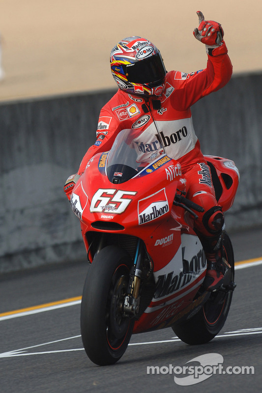 Ganador de la carrera Loris Capirossi celebra