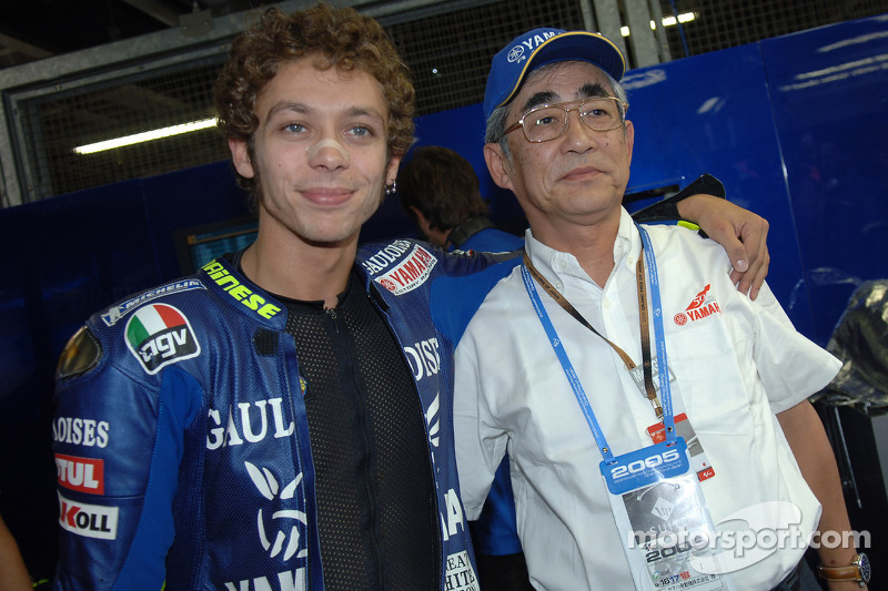 Valentino Rossi con el presidente de Yamaha Sr. Kajikawa