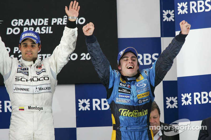 Podio: el ganador de la carrera Juan Pablo Montoya y el campeón del mundo 2005 Fernando Alonso celebran