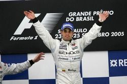 Podium : le vainqueur Juan Pablo Montoya fête sa victoire