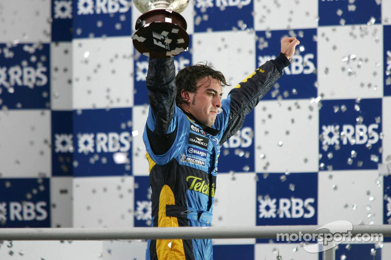 Podium : le troisième et Champion du monde 2005 Fernando Alonso fête son titre