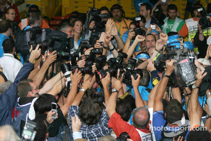 El Campeón del Mundo 2005, Fernando Alonso, celebra con los fotógrafos