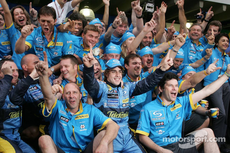 2005 World Champion Fernando Alonso celebrates with Renault F1 team members