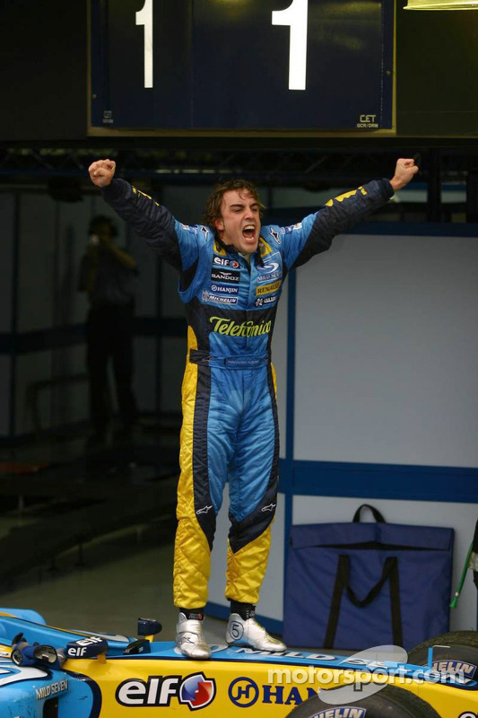 El Campeón del Mundo 2005, Fernando Alonso, celebra