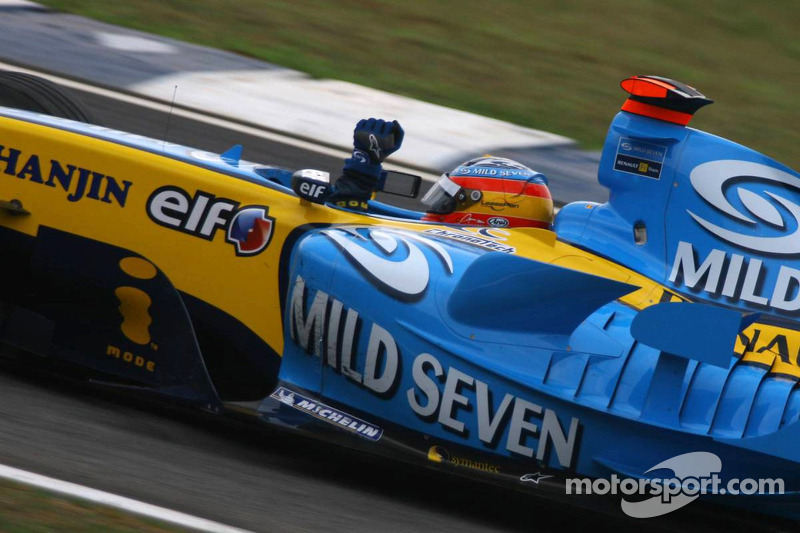 El Campeón del Mundo 2005, Fernando Alonso, celebra