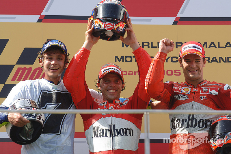 Podio: 1º Loris Capirossi, 2º Valentino Rossi, 3º Carlos Checa