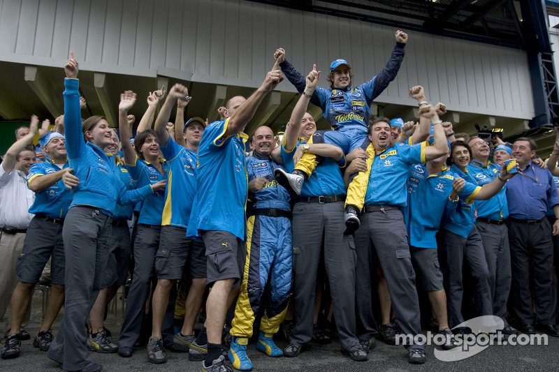 Campeón del Mundo 2005 Fernando Alonso celebra con los miembros del equipo Renault F1