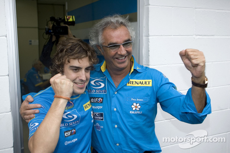 El Campeón del Mundo 2005, Fernando Alonso, celebra con Flavio Briatore