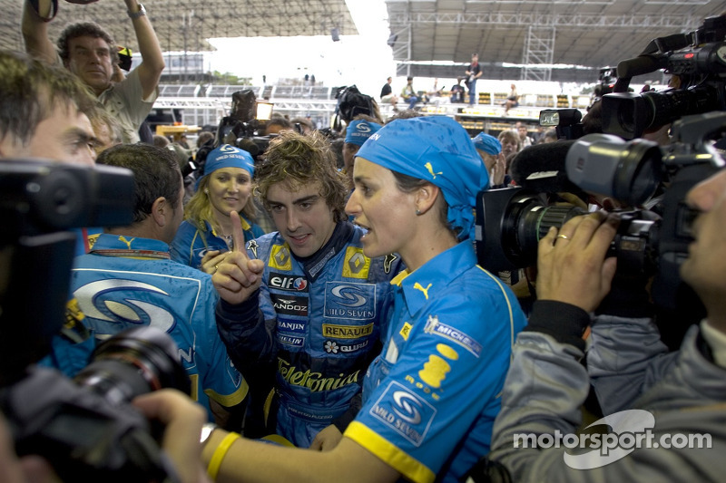 El Campeón del Mundo 2005, Fernando Alonso, celebra