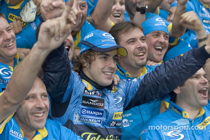 Campeón del Mundo 2005 Fernando Alonso celebra con los miembros del equipo Renault F1