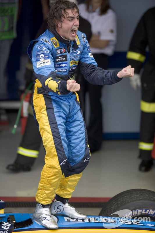 El Campeón del Mundo 2005, Fernando Alonso, celebra