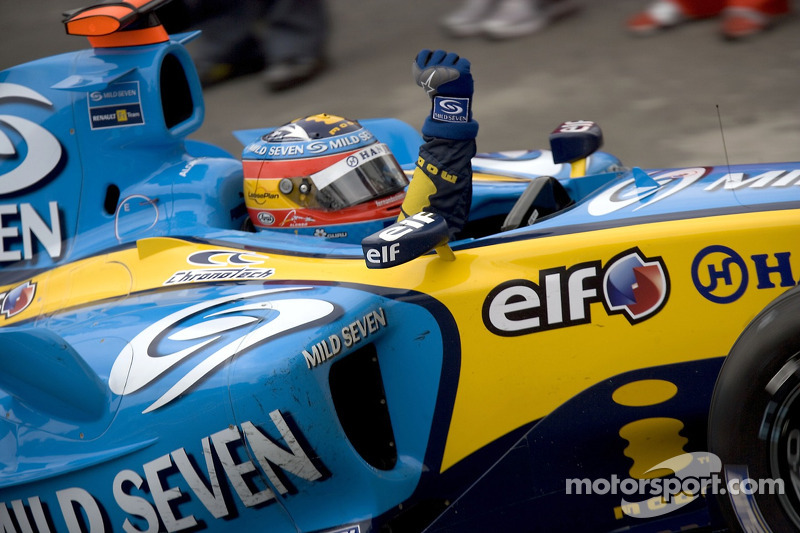 El Campeón del Mundo 2005, Fernando Alonso, celebra