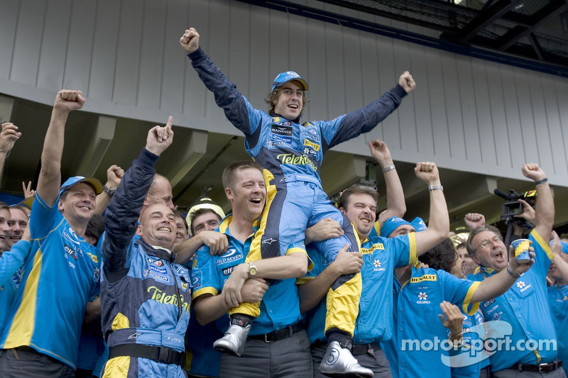2005 World Champion Fernando Alonso celebrates with Renault F1 team members