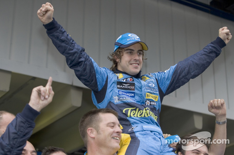 Campeón del Mundo 2005 Fernando Alonso celebra con los miembros del equipo Renault F1