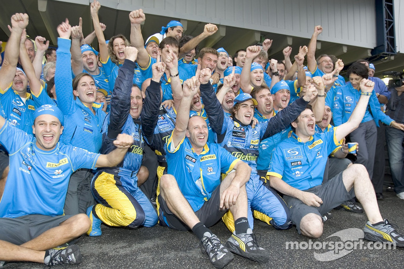 2005 World Champion Fernando Alonso celebrates with Renault F1 team members