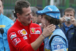 passing, crown: Michael Schumacher congratulates 2005 Dünya Şampiyonu Fernando Alonso