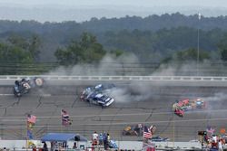 Crash mit Dale Earnhardt Jr., Michael Waltrip, Mark Martin, Elliott Sadler und Mike Skinner