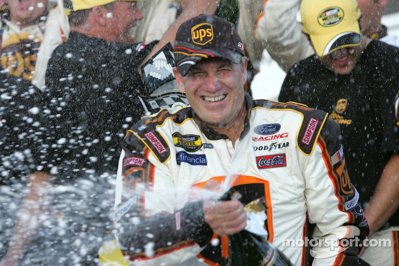 Victory Lane: Sieger Dale Jarrett feiert