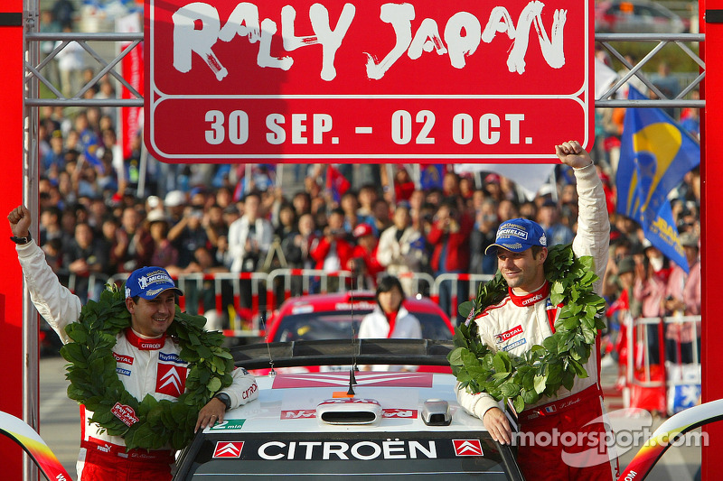 Podio: los campeones del WRC 2005 Sébastien Loeb y Daniel Elena lo celebran