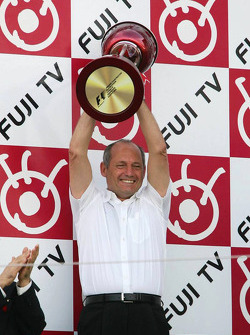 Podium: Ron Dennis menerima trofi konstruktor