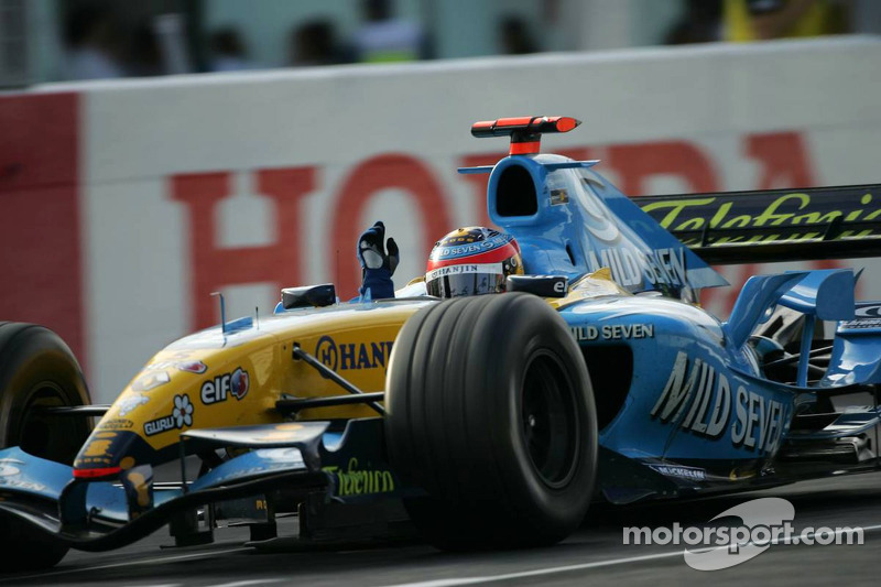 Fernando Alonso celebra el podio