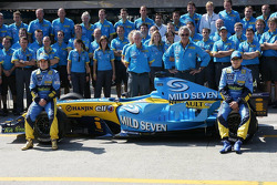 Renault F1 photoshoot: Fernando Alonso and Giancarlo Fisichella pose with Renault F1 team members