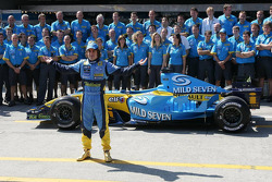 Renault F1 photoshoot: Fernando Alonso poses with Renault F1 team members