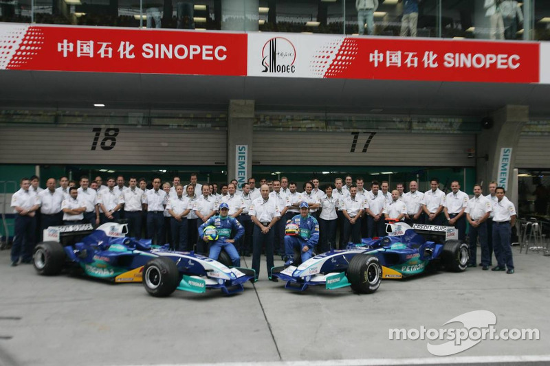 Sauber photoshoot: Felipe Massa and Jacques Villeneuve pose with Sauber team members